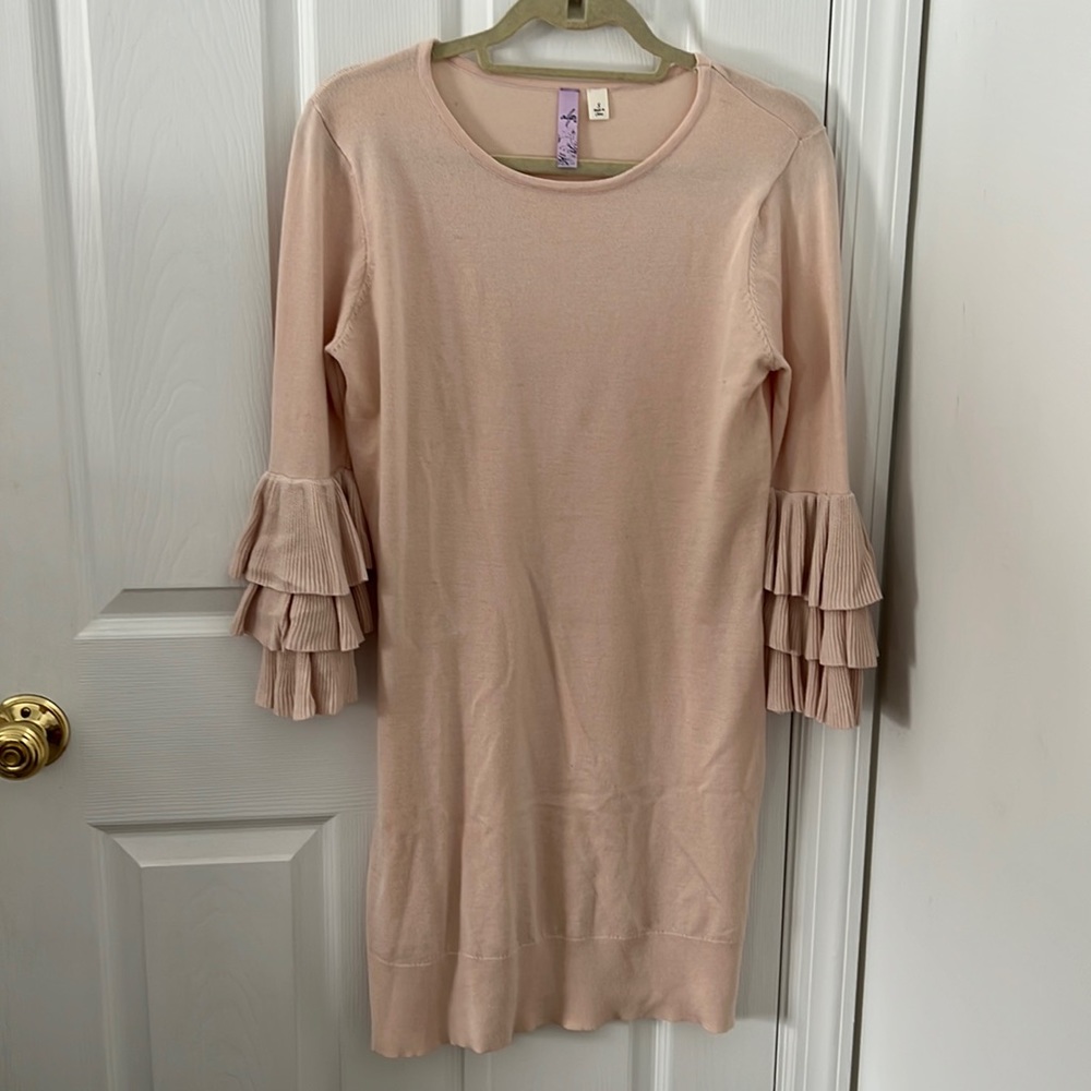 Pink knit dress with fringe sleeve